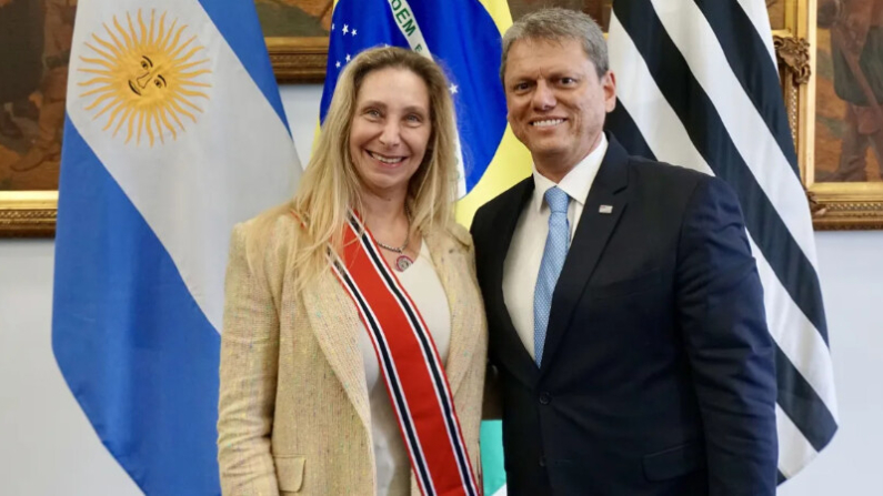 O governador de São Paulo, Tarcísio de Freitas com a secretária-geral da Presidência da Argentina, Karina Milei, irmã do presidente Javier Milei (Foto: Reprodução/Celso Silva / Governo do Estado SP)