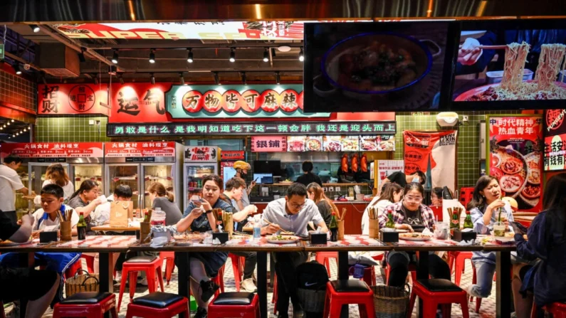 Pessoas jantam em um restaurante de um shopping em Pequim em 26 de maio de 2023 (Jade Gao/AFP via Getty Images)
