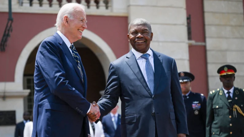 O presidente Joe Biden aperta a mão do presidente angolano, João Lourenço, antes de sua reunião bilateral no Palácio Presidencial em Luanda, em 3 de dezembro de 2024. (Andrew Caballero-Reynolds/AFP via Getty Images)
