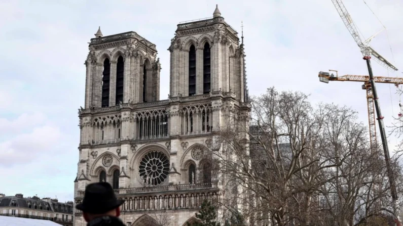 Um homem fica em frente à catedral de Notre-Dame de Paris alguns dias antes de sua reabertura, em Paris, em 2 de dezembro de 2024 (Behrouz Mehri/AFP via Getty Images)