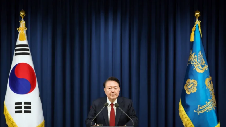 O presidente sul-coreano Yoon Suk Yeol fala durante a declaração de lei marcial de emergência no Gabinete Presidencial em Seul, Coreia do Sul, em 3 de dezembro de 2024. (Gabinete Presidencial Sul-Coreano via Getty Images)