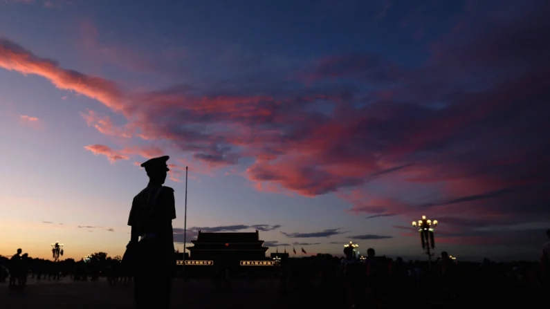 Um policial paramilitar chinês faz a guarda na Praça Tiananmen, em Pequim, nesta foto de arquivo. Feng Li/Getty Images
