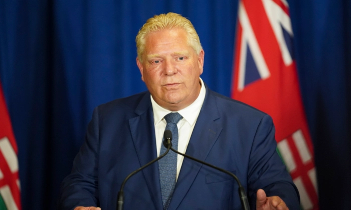 O primeiro-ministro de Ontário, Doug Ford, fala à mídia em Toronto, em 9 de agosto de 2023. Arlyn McAdorey/imprensa canadense
