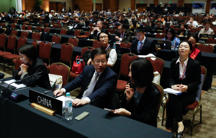 Foto de membros da delegação chinesa na quinta-feira, durante a 19ª sessão do Comitê Intergovernamental para a Salvaguarda do Patrimônio Cultural Imaterial da Organização das Nações Unidas para a Educação, a Ciência e a Cultura (Unesco), em Luque (Paraguai) (EFE/ Juan Pablo Pino)