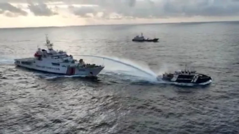 Nesta imagem feita a partir de um vídeo fornecido pela Força-Tarefa Nacional para o Mar das Filipinas Ocidental, uma embarcação da guarda costeira chinesa, à esquerda, dispara um poderoso canhão de água contra uma embarcação do Departamento de Pesca das Filipinas perto de um banco de areia disputado no Mar do Sul da China em 4 de dezembro de 2024. Força-tarefa nacional para o Mar das Filipinas Ocidental via AP
