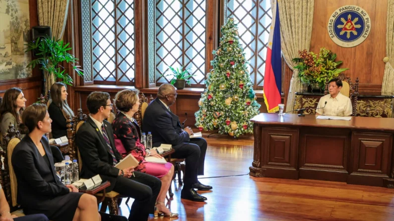 O presidente filipino Ferdinand Marcos Jr. (dir.) se reúne com o secretário de Defesa dos EUA, Lloyd Austin, segundo à direita, e sua delegação no Palácio Malacanang em Manila, Filipinas, em 18 de novembro de 2024. (Gerard Carreon/AP Photo)