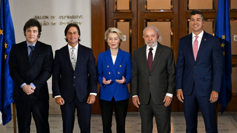 (E/D) O presidente da Argentina, Javier Milei, o presidente do Uruguai, Luis Lacalle Pou, a presidente da Comissão Europeia, Ursula von der Leyen, o presidente do Brasil, Luiz Inácio Lula da Silva, e o presidente do Paraguai, Santiago Pena, posam para a foto de família da LXV Cúpula do Mercosul em Montevidéu, em 6 de dezembro de 2024 (Foto de Eitan ABRAMOVICH / AFP) (Foto de EITAN ABRAMOVICH/AFP via Getty Images)