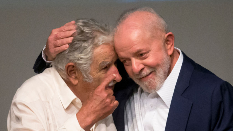 O presidente do Brasil, Luis Inácio Lula da Silva (esq.), e o ex-presidente uruguaio (20102015) José Mujica conversam durante a assinatura de um contrato de empréstimo entre o Banco Nacional de Desenvolvimento Econômico e Social (BNDES) e o Novo Banco de Desenvolvimento (NDB) no Rio de Janeiro, Brasil, em 6 de dezembro de 2023. (Foto de Daniel RAMALHO / AFP) (Foto de DANIEL RAMALHO/AFP via Getty Images)