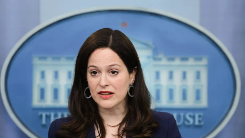 A vice-conselheira de segurança nacional dos EUA para tecnologia cibernética e emergente, Anne Neuberger, fala durante uma coletiva de imprensa diária da Casa Branca na James S. Brady Press Briefing Room da Casa Branca em 21 de março de 2022. (Alex Wong/Getty Images)
