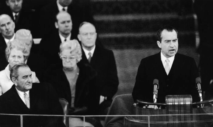 O presidente dos EUA, Richard Nixon (à direita), faz seu discurso de posse no Capitólio dos EUA em Washington, D.C., em 20 de janeiro de 1969. O presidente que está deixando o cargo, Lyndon B. Johnson, ouve à esquerda. (Pictorial Parade/Getty Images)