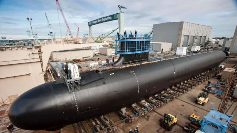 O submarino de ataque da classe Virginia Minnesota (SSN 783) em construção na Huntington Ingalls Newport News Shipbuilding em 2012. (Joshua Karsten/EUA Marinha)