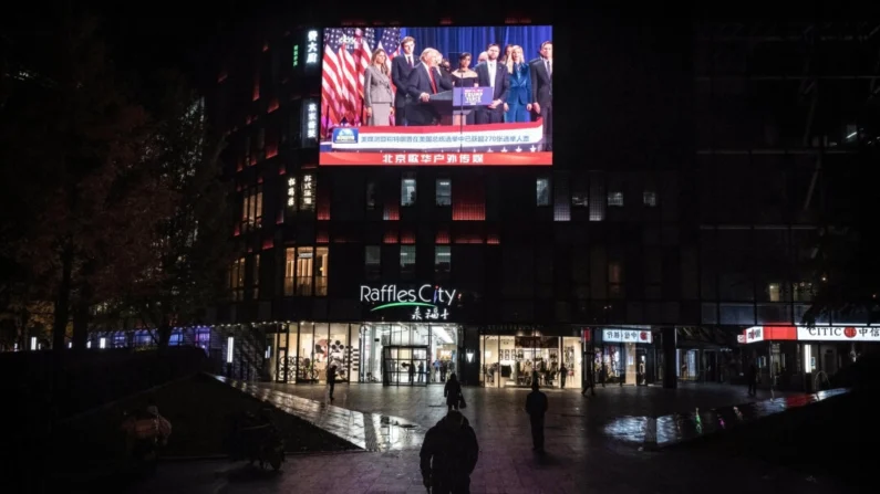 Uma tela transmite o discurso do presidente eleito Donald Trump na noite da eleição no boletim noturno da CCTV em um shopping center em Pequim, em 6 de novembro de 2024 (Kevin Frayer/Getty Images)
