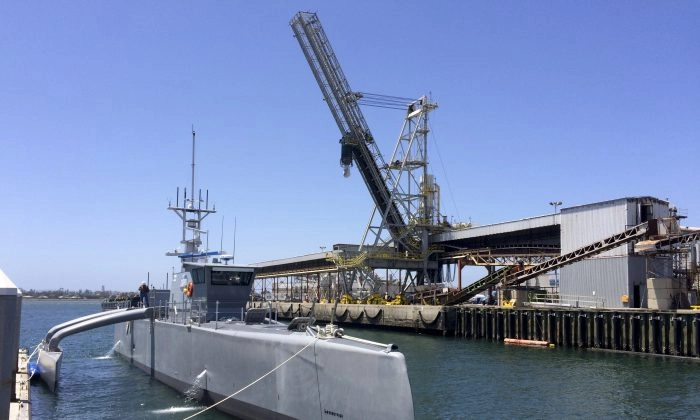 Um navio militar autônomo de 132 pés fica em um terminal marítimo em San Diego, em 2 de maio de 2016. AP Photo/Julie Watson