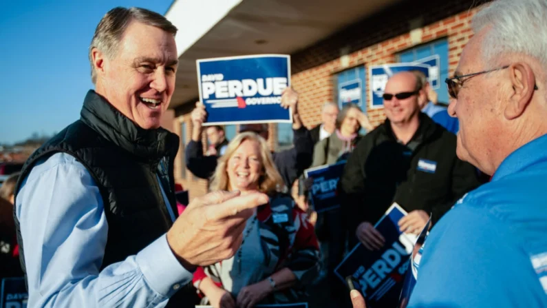 O ex-senador David Perdue (R-Ga.) lança sua candidatura para governador em Dalton, Geórgia, em 1º de fevereiro de 2022. Elias Nouvelage/Getty Images
