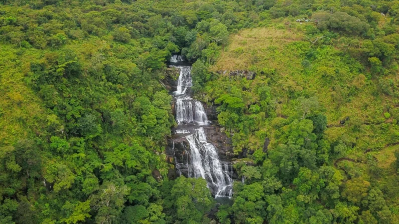 Esta vista aérea mostra as Cataratas de Murombodzi na cordilheira da Gorongosa, no Parque Nacional da Gorongosa, Moçambique, em 20 de maio de 2022. Alfredo Zuniga/AFP via Getty Images
