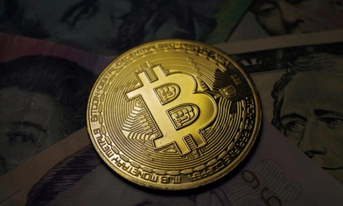 Uma representação da criptomoeda virtual Bitcoin em uma ilustração de foto tirada em 18 de outubro de 2021. (Edgar Su/Reuters)