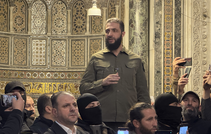 O líder da Organização para a Libertação do Levante (Hayat Tahrir al Sham ou HTS, em árabe), Abu Mohamed al Jolani, participa de um evento na histórica Grande Mesquita Omíada em Damasco (Síria) (EFE/ Yayha Nemar)