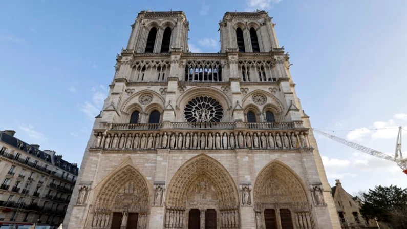 Pessoas caminham em frente à catedral de Notre-Dame de Paris, antes de sua cerimônia oficial de reabertura, após mais de cinco anos de trabalhos de reconstrução após o incêndio de abril de 2019, em Paris, em 7 de dezembro de 2024. (Ludovic Marin/Pool/AFP via Getty Images)
