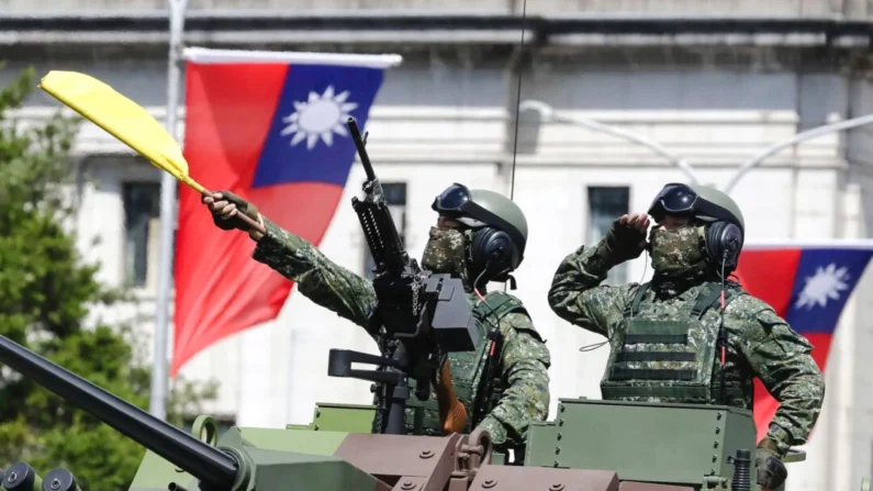 Soldados taiwaneses saúdam durante as celebrações do Dia Nacional em frente ao Edifício Presidencial em Taipei, Taiwan, em 10 de outubro de 2021. (Chiang Ying-ying/AP Photo)
