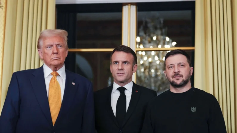 O presidente francês Emmanuel Macron (centro) posa com o presidente eleito Donald Trump (esquerda) e o presidente ucraniano Volodymyr Zelensky (direita) no Palácio do Eliseu, em Paris, em 7 de dezembro de 2024. (Aurelien Morissard/AP Photo)