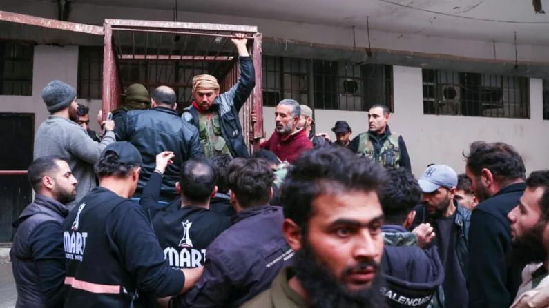 Pessoas se reúnem na prisão de Saydnaya em busca de entes queridos em Damasco, Síria, em 9 de dezembro de 2024 (OMAR HAJ KADOUR/AFP via Getty Images)
