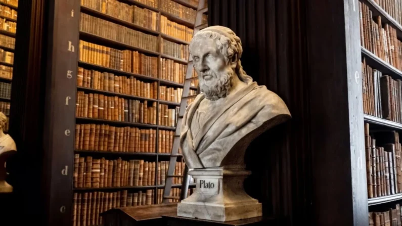 O busto de mármore de Platão, de Peter Scheemakers, é visto no Long Room do depósito legal ou biblioteca de direitos autorais da Old Library do Trinity College, em Dublin, Irlanda, em 1º de outubro de 2023. Enorme coleção de livros antigos. (EWY Media/Shutterstock)