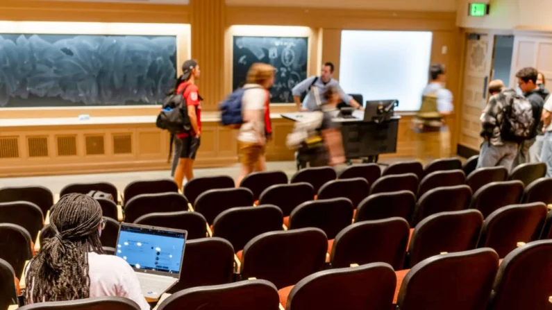 Um aluno sentado em uma sala de aula enquanto a aula está sendo encerrada na Universidade do Texas, em Austin, em 22 de fevereiro de 2024 (Brandon Bell/Imagem Getty)