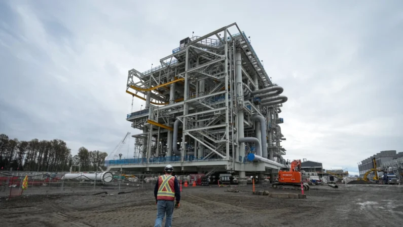 Uma plataforma de recebimento no terminal de exportação do gasoduto Coastal GasLink em construção em Kitimat, B.C., em 28 de setembro de 2022 (Canadian Press/Darryl Dyck)