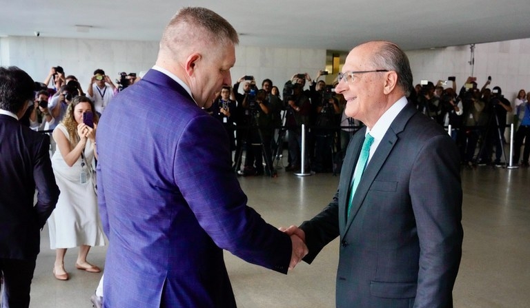 Vice-presidente do Brasil, Geraldo Alckmin, recebe o primeiro-ministro da República Eslovaca, Robert Fico (Foto: Reprodução/Agência Gov via Planalto)