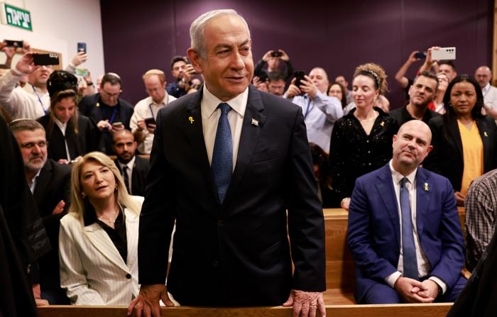 O primeiro-ministro israelense Benjamin Netanyahu no tribunal em Tel Aviv (EFE/EPA/MENAHEM KAHANA / POOL)