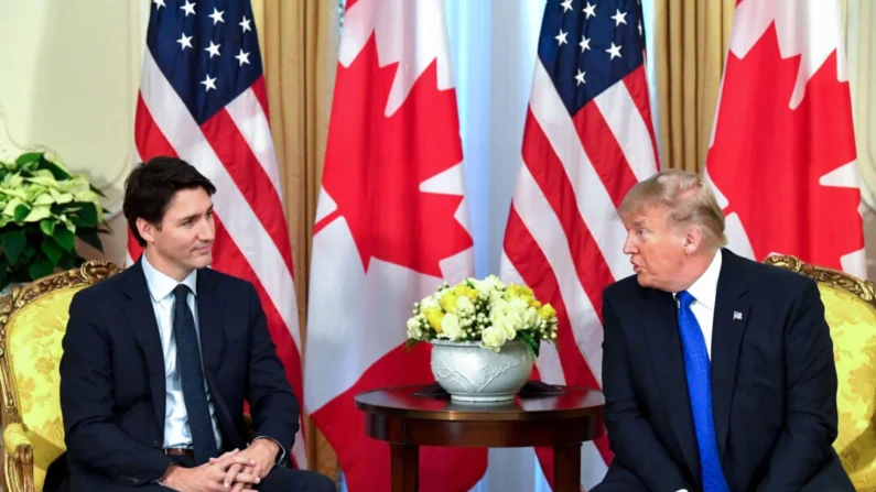 O então presidente dos EUA, Donald Trump (à direita), conversa com o primeiro-ministro do Canadá, Justin Trudeau, durante uma reunião na Winfield House, em Londres, em 3 de dezembro de 2019 (Nicholas KammAFP via Getty Images)