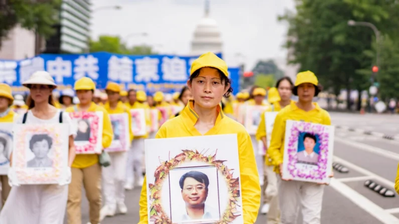 Os praticantes do Falun Gong se reúnem para uma vigília à luz de velas em homenagem aos praticantes do Falun Gong que foram perseguidos até a morte pelo Partido Comunista Chinês, no National Mall em Washington em 11 de julho de 2024. (Madalina Vasiliu/Epoch Times)
