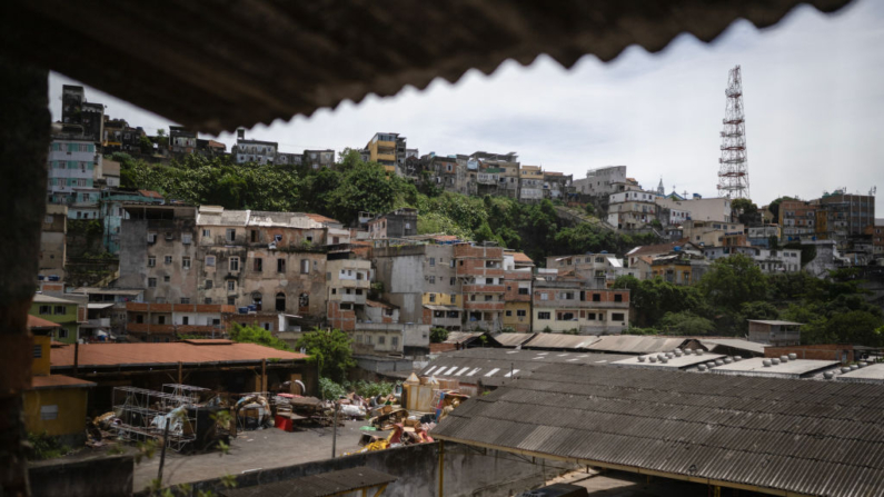 Vista da favela da Providência, de um antigo hotel de posseiros no centro do Rio de Janeiro, Brasil, em 7 de novembro de 2024 (Foto de Pablo PORCIUNCULA / AFP) (Foto de PABLO PORCIUNCULA/AFP via Getty Images)