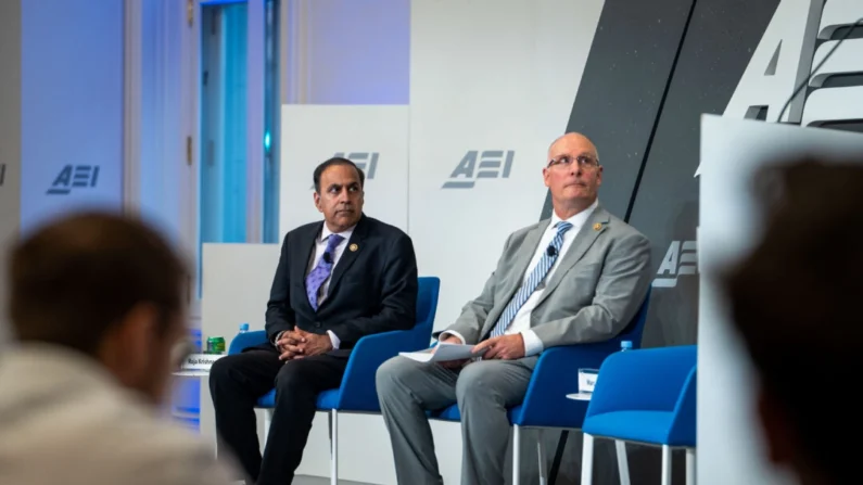 O membro de alto escalão do Comitê Seleto da Câmara sobre o Partido Comunista Chinês, deputado Raja Krishnamoorthi (D-Ill.) (à esquerda), e o presidente, deputado John Moolenaar (R-Mich.), discursam no American Enterprise Institute em Washington, em 25 de setembro de 2024. Madalina Vasiliu/The Epoch Times