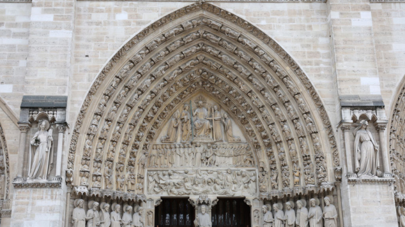 Vista geral do lado de fora da Catedral de Notre-Dame de Paris durante a primeira missa na catedral restaurada em 8 de dezembro de 2024 em Paris, França (Foto de Pascal Le Segretain/Getty Images para Notre-Dame de Paris)