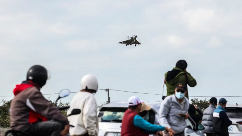 Um caça Mirage 2000 da Força Aérea de Taiwan se prepara para pousar em uma base da Força Aérea em Hsinchu, Taiwan, em 10 de dezembro de 2024. (I-Hwa Cheng/AFP via Getty Images)
