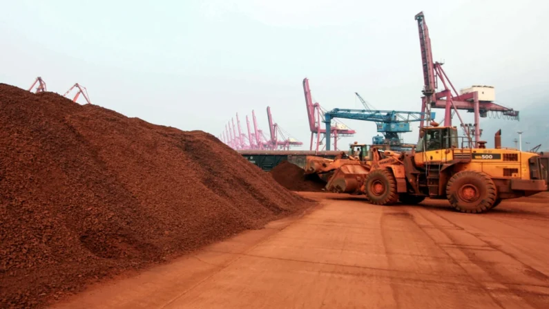 Uma carregadeira transporta solo contendo minerais de terras raras para ser carregado em um porto em Lianyungang, na província chinesa de Jiangsu, em 5 de setembro de 2010 (STR/AFP via Getty Images)
