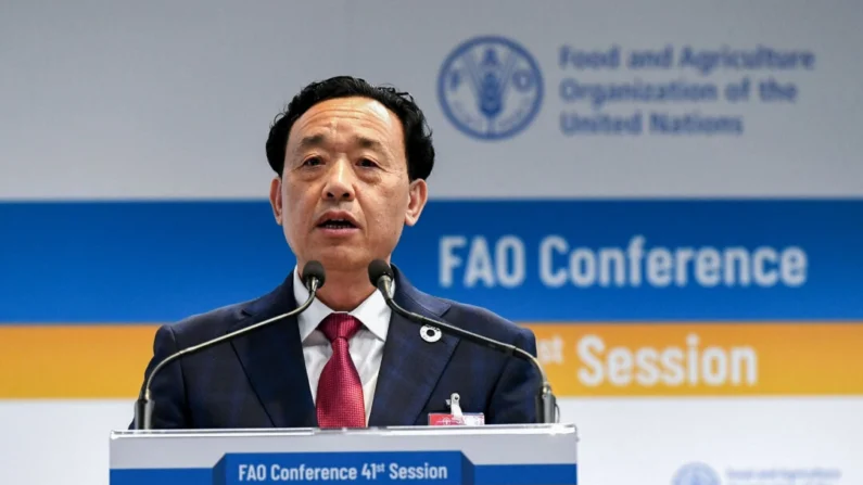 O então candidato chinês para chefiar a Organização das Nações Unidas para Agricultura e Alimentação (FAO), Qu Dongyu, discursa para membros e delegados da FAO durante a assembleia plenária para a eleição do novo diretor-geral da FAO realizada na sede da FAO, em Roma, em 22 de junho de 2019. (Vincenzo Pinto/AFP via Getty Images)
