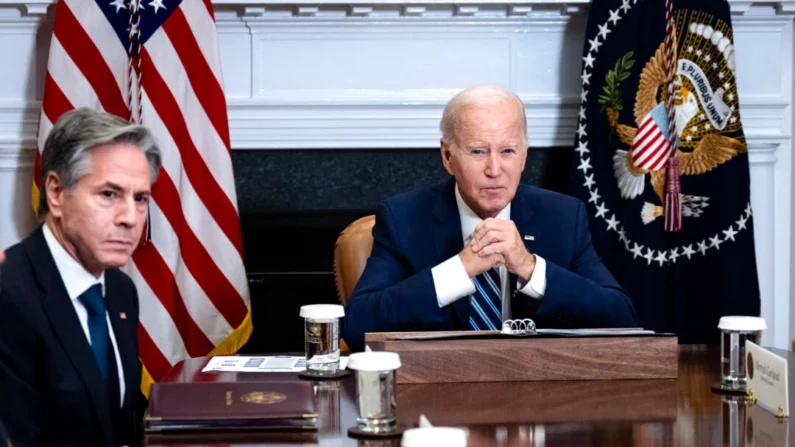 O secretário de Estado Antony Blinken (à esq.) observa enquanto o presidente Joe Biden fala durante uma reunião na Sala Roosevelt da Casa Branca, em Washington, em 21 de novembro de 2023. (Drew Angerer/Getty Images)