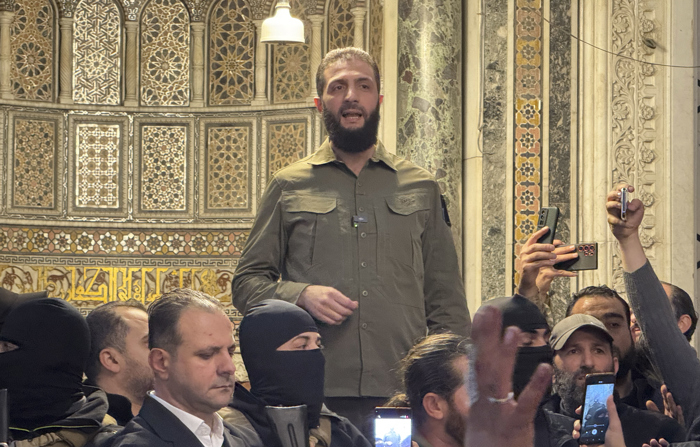 O líder da Organização para a Libertação do Levante (Hayat Tahrir al Sham ou HTS, em árabe), Abu Mohamed al Jolani, participa de um evento na histórica Grande Mesquita Omíada em Damasco, na Síria (EFE/ Yayha Nemar)