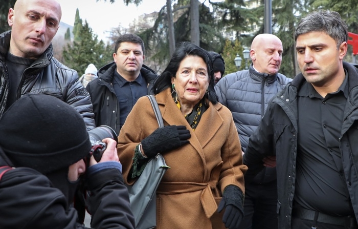 Salome Zurabishvili (C), presidente cessante da Geórgia, e apoiadores da oposição participam de um protesto em frente ao prédio do parlamento durante a eleição presidencial em Tbilisi, Geórgia, em 14 de dezembro de 2024 (EFE/EPA/DAVID MDZINARARISHVILI)