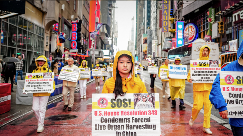 Praticantes do Falun Gong participam de um desfile para celebrar o Dia Mundial do Falun Dafa, enquanto pedem o fim da perseguição contra o Falun Gong na China, na cidade de Nova York em 10 de maio de 2024. (Samira Bouaou/Epoch Times)
