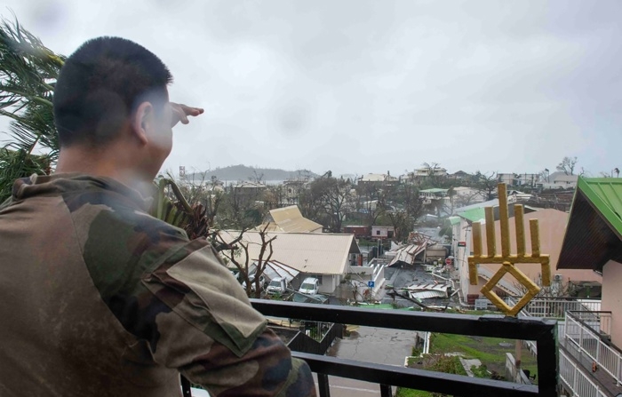 Uma foto fornecida pelo Exército francês em 15 de dezembro de 2024 mostra um soldado em uma área observando os danos no território francês de Mayotte (EFE/EPA/ARMY MAJORITY STATE)