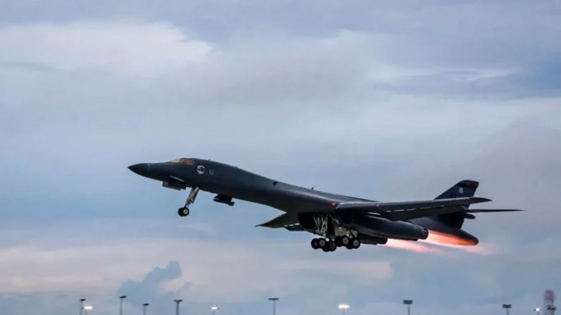 Um B-1B Lancer da Força Aérea dos EUA designado para o 37º Esquadrão de Bombardeio Expedicionário decola para voar uma missão bilateral com jatos da Força Aérea Japonesa e Sul-Coreana nas proximidades do Mar do Japão, da Base Aérea de Andersen, Guam, em 10 de outubro de 2017. Sargento Joshua Smoot/EUA (Força Aérea/Divulgação via Reuters)
