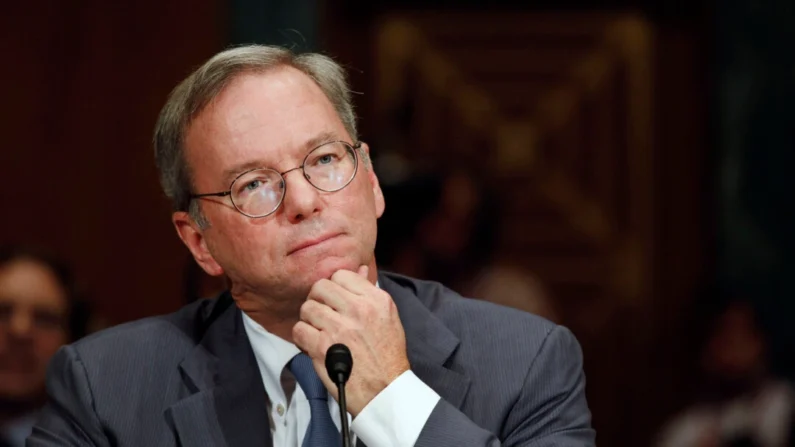 Eric Schmidt, presidente executivo do Google, depõe perante o Subcomitê Antitruste, Política de Concorrência e Direitos do Consumidor do Comitê Judiciário do Senado no Capitólio, em Washington, D.C., em 21 de setembro de 2011 (Chip Somodevilla/Getty Images(