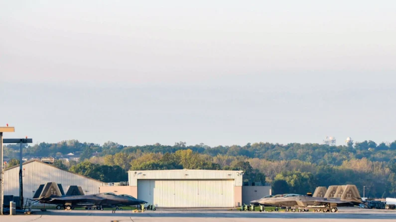 F-22 Raptors pousam na rampa da Base Aérea de Wright-Patterson, Ohio, em 9 de outubro de 2018. (Wesley Farnsworth/EUA Foto da Força Aérea)