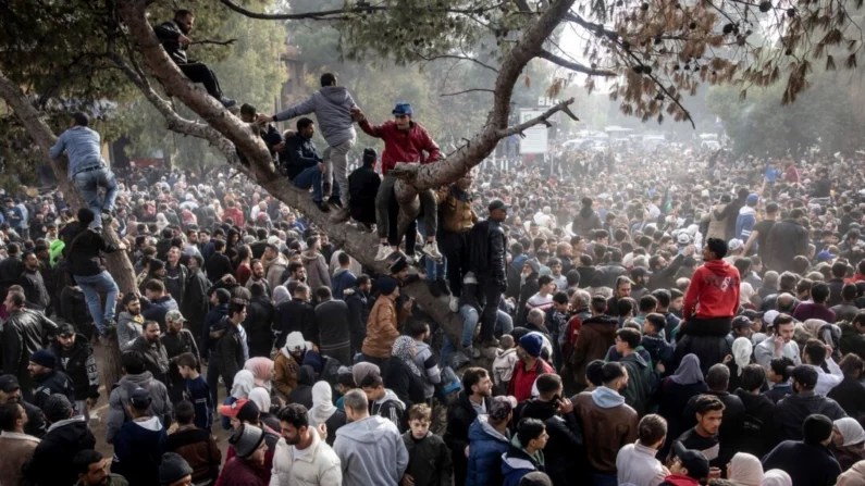 Pessoas se reúnem na Praça Al-Madan para pedir a responsabilização dos crimes de guerra cometidos pelas Forças Armadas da Síria sob o regime de Assad, em Madaya, Síria, em 11 de dezembro de 2024. (Chris McGrath/Getty Images)