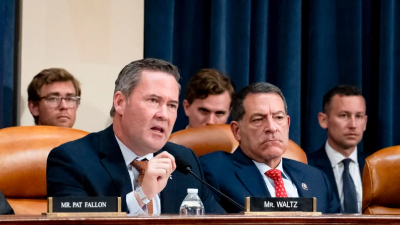 O deputado Michael Waltz (R-Fla.) e o deputado Mark Green (R-Tenn.) (R) durante uma audiência no Capitólio em Washington em 26 de setembro de 2024 (Madalina Vasiliu/Epoch Times)
