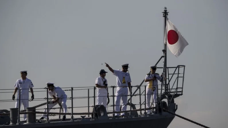 Marinheiros trabalham a bordo do JS Amagiri (DD-154), um contratorpedeiro da classe Asagiri da força de autodefesa marítima do Japão, quando chega ao porto de Manila, Filipinas, em 2 de fevereiro de 2018. Noel Celis/AFP via Getty Images
