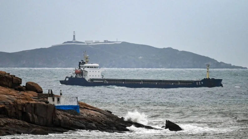 Um navio navega no Estreito de Taiwan entre a costa da ilha de Pingtan (em primeiro plano), o ponto mais próximo de Taiwan, e outra ilha no sudeste da província chinesa de Fujian, em 7 de abril de 2023. Greg Baker/AFP via Getty Images
